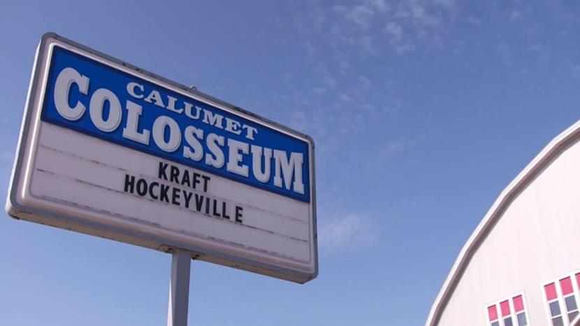 An image of a road sign of the Calumet Colosseum.